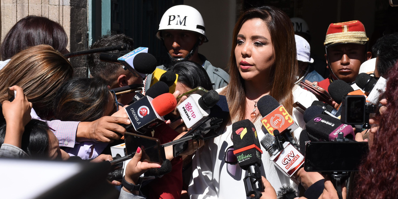 La viceministra de Comunicación, Gabriela Alcón, en rueda de prensa. | Foto: Jorge Mamani