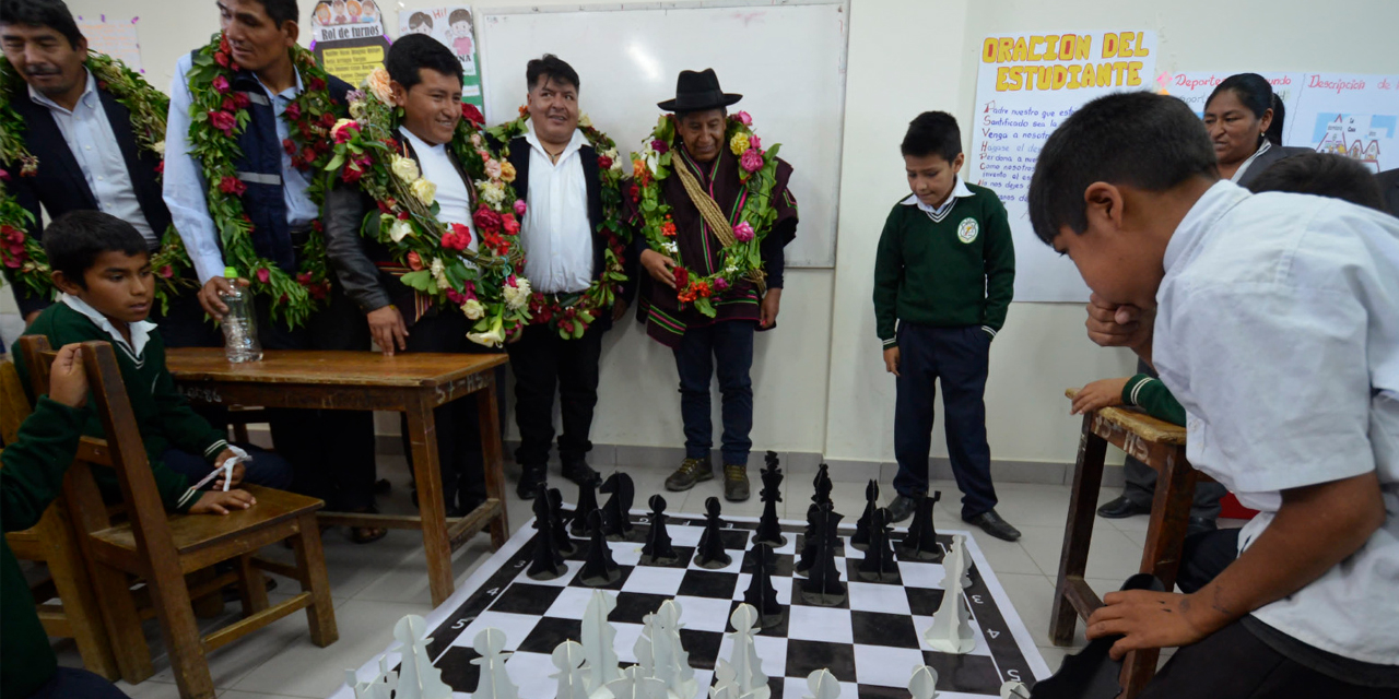 El vicepresidente David Choquehuanca en una partida de ajedrez con estudiantes de la Unidad Educativa Hernando Siles, en Mojocoya, Chuquisaca. Foto: VEP