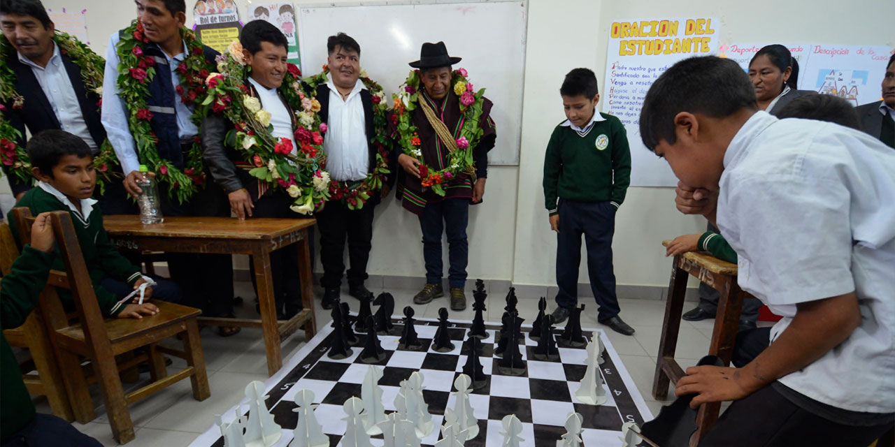 El Vicepresidente en una partida de ajedrez con estudiantes de Mojocoya, Chuquisaca. Foto:  VPE