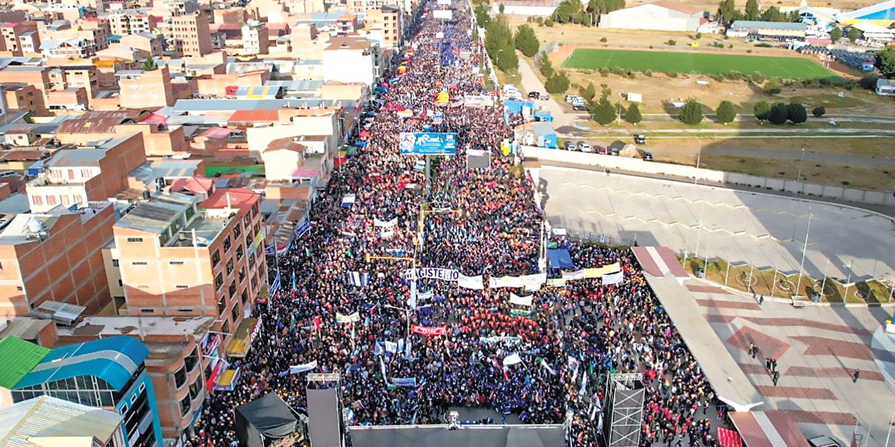 Multitudinaria asistencia en la inauguración del X Congreso del MAS-IPSP, el viernes 3 de mayo, en la avenida Juan Pablo II, de El Alto. Foto:  Presidencia