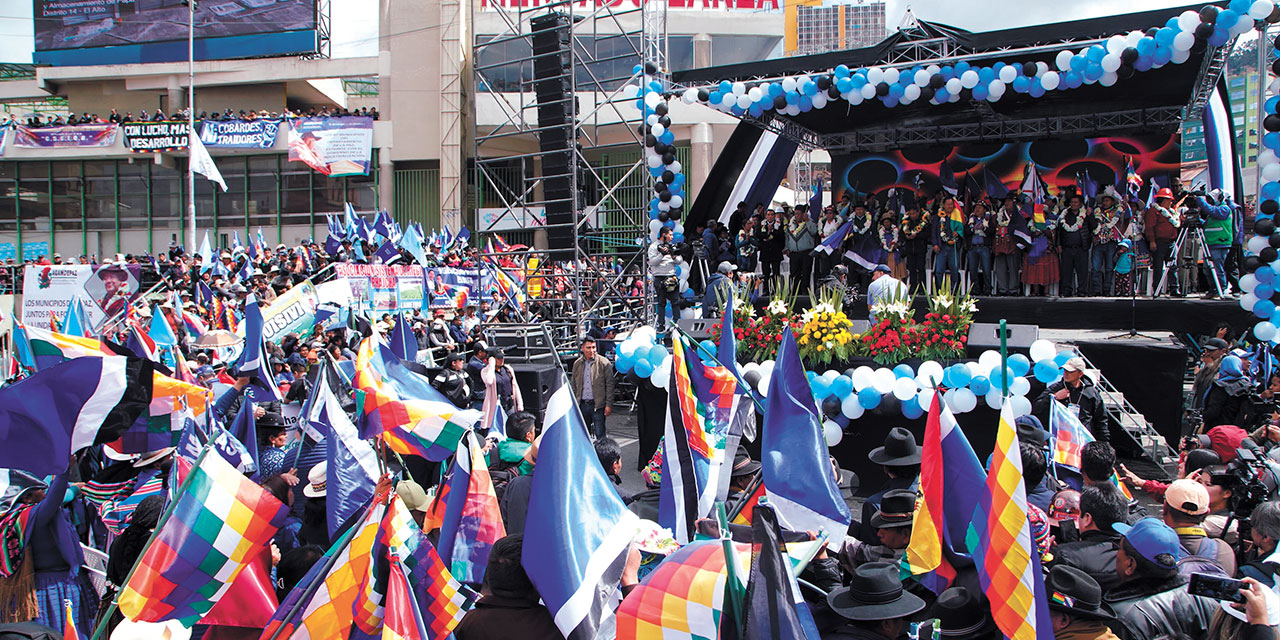 Militantes y simpatizantes del MAS-IPSP hacen hondear las banderas azules. Foto: Archivo