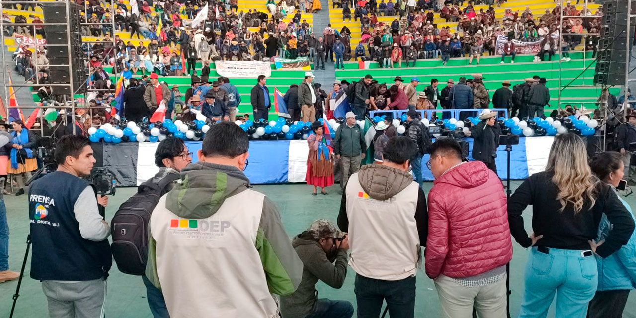 Personal del Sifde en el X Congreso del MAS-IPSP en la ciudad de El Alto. Foto: RPOS