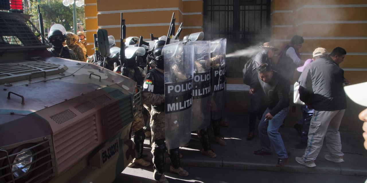 Presidente denuncia “movilizaciones irregulares” de algunas unidades del Ejército en la plaza Murillo