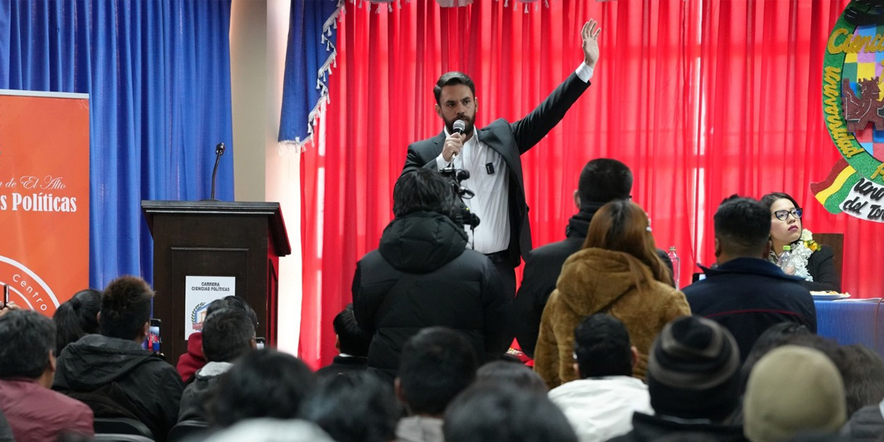 El ministro de Gobierno, Eduardo Del Castillo, con estudiantes de la UPEA. Foto: Ministerio de Gobierno