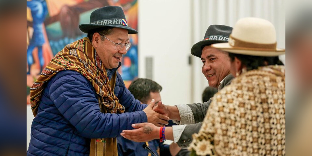 El presidente Luis Arce se reúne con alcaldes, autoridades locales y organizaciones sociales del departamento de Oruro. Foto tomada de la cuenta del presidente Luis Arce