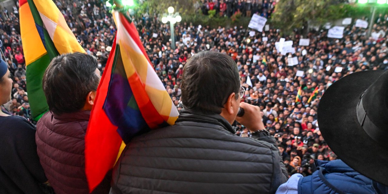 El presidente Luis Arce se dirige a la población que acudió a la plaza Murillo la tarde del miércoles.