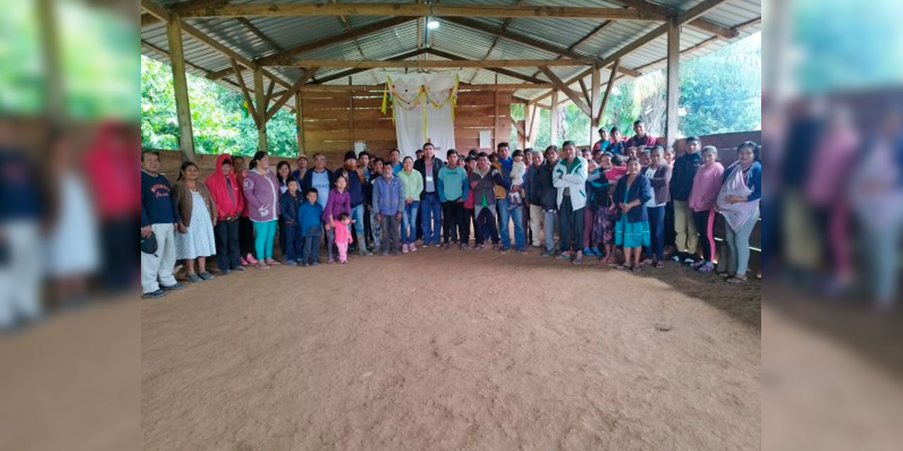 Los pobladores de la comunidad indígena San Ramoncito Río Ichoa junto a personal del TED de Beni. Foto: Fuente Directa