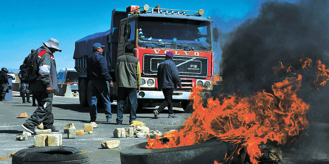 Bloqueo con camiones del transporte pesado en Oruro.  