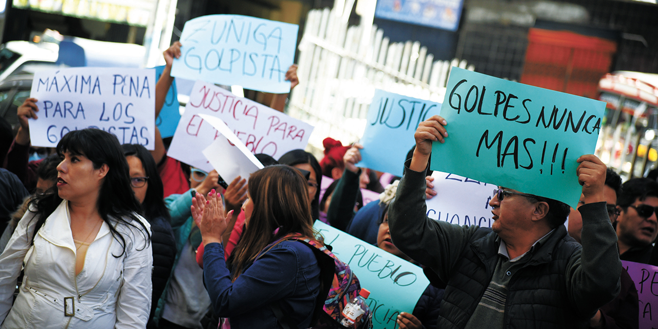 Carteles contra el fallido golpe. Foto: GUSTAVO TICONA