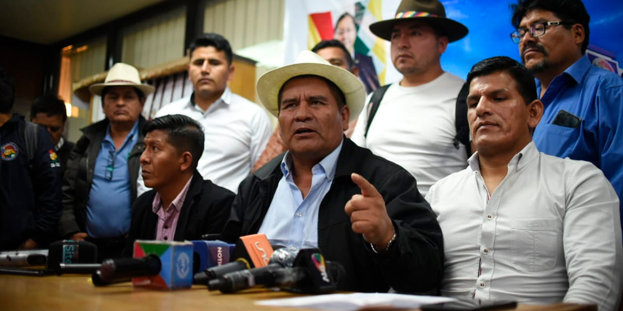 El ejecutivo de la Confederación Sindical de Comunidades Interculturales de Bolivia, Esteban Alavi (centro), en conferencia de prensa. Foto: Gustavo Ticona