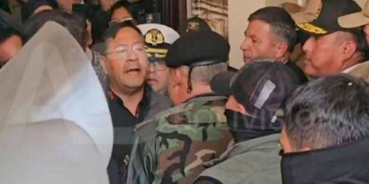 Momento en que el presidente Luis Arce confronta al excomandante del Ejército, Juan José Zúñiga. Foto: Captura