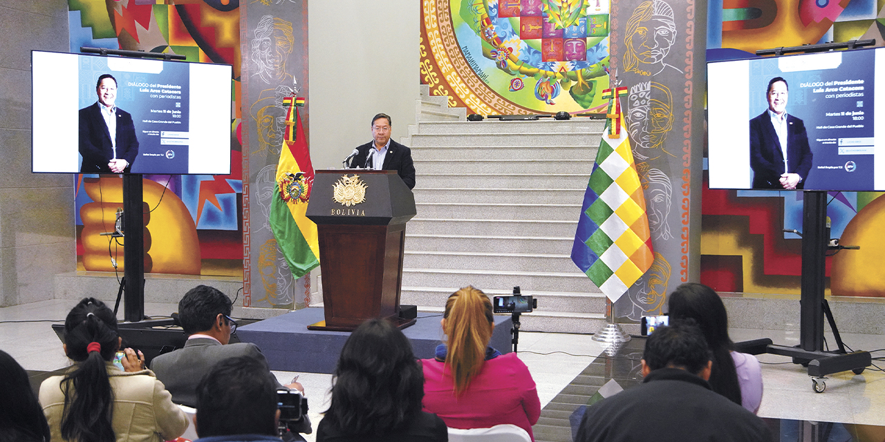 El presidente Luis Arce en conferencia en la Casa Grande del Pueblo.