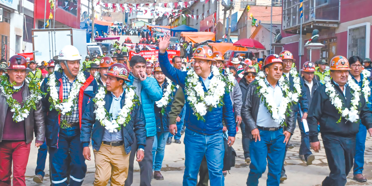 El presidente Luis Arce con los mineros. Foto: Archivo