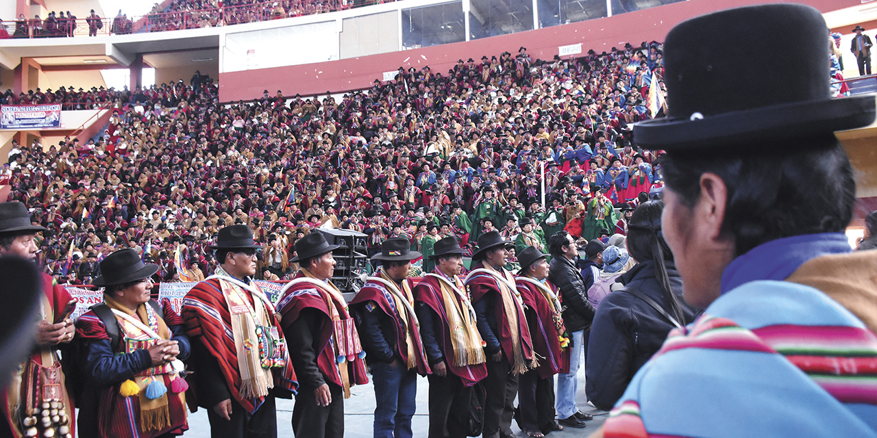 La asistencia multitudinaria en el congreso de los ‘Túpac Katari’, en El Alto | Foto: Jorge Mamani