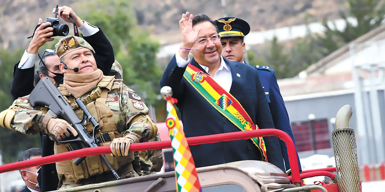 El presidente Luis Arce durante el aniversario de la Batalla de Aroma con el general Juan José Zúñiga. Foto: Archivo MIN. de DEFENSA