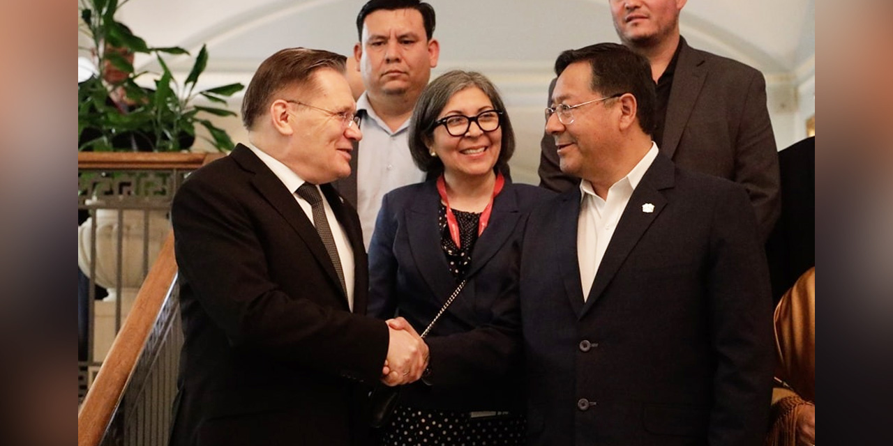 El presidente Luis Arce en Rusia en un encuentro  con el director general de la corporación estatal Rosatom, Alexey Likhachev. | Foto: Presidencia