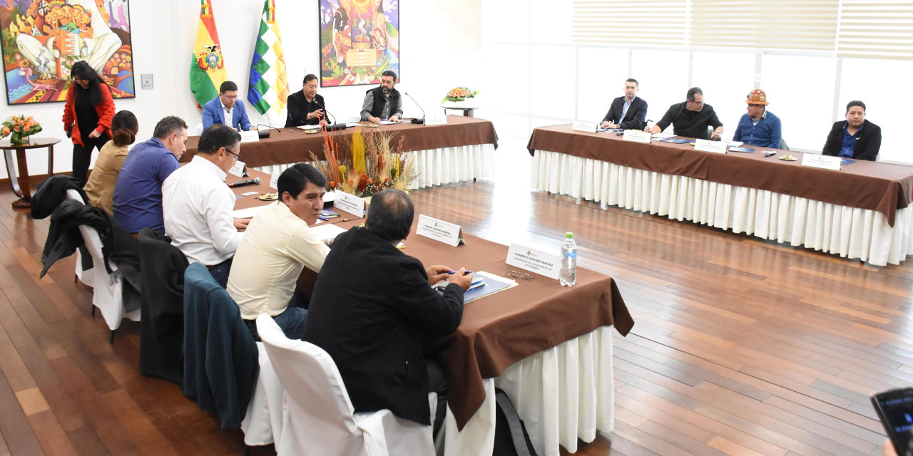 El presidente Luis Arce junto a los gobernadores de los nueve departamentos del país. Foto: Jorge Mamani