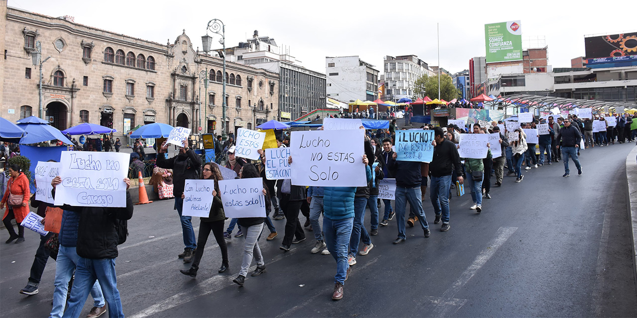 Sectores sociales en La Paz y Cochabamba marchan en apoyo al Gobierno y contra los paros