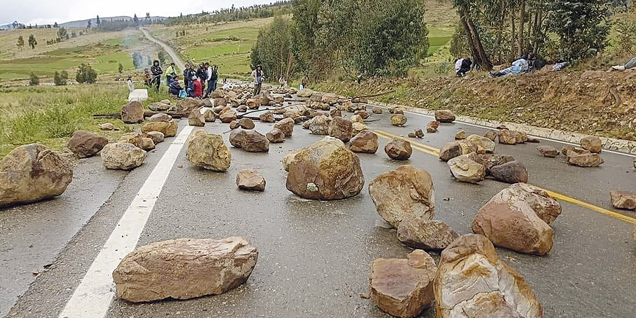 Los bloqueos de carreteras anunciados por Evo Morales amenazan con convulsionar el país. | Foto: ABI