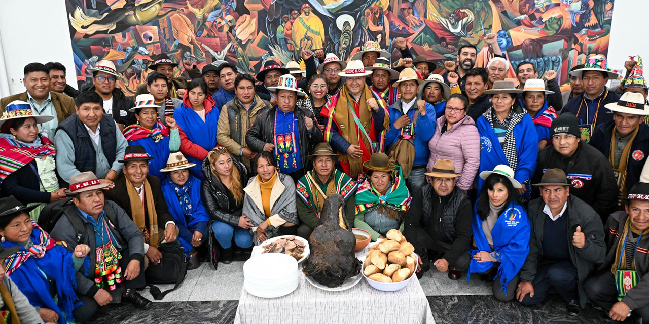 El Presidente con organizaciones sociales y autoridades del departamento de Oruro. Foto: PRESIDENCIA