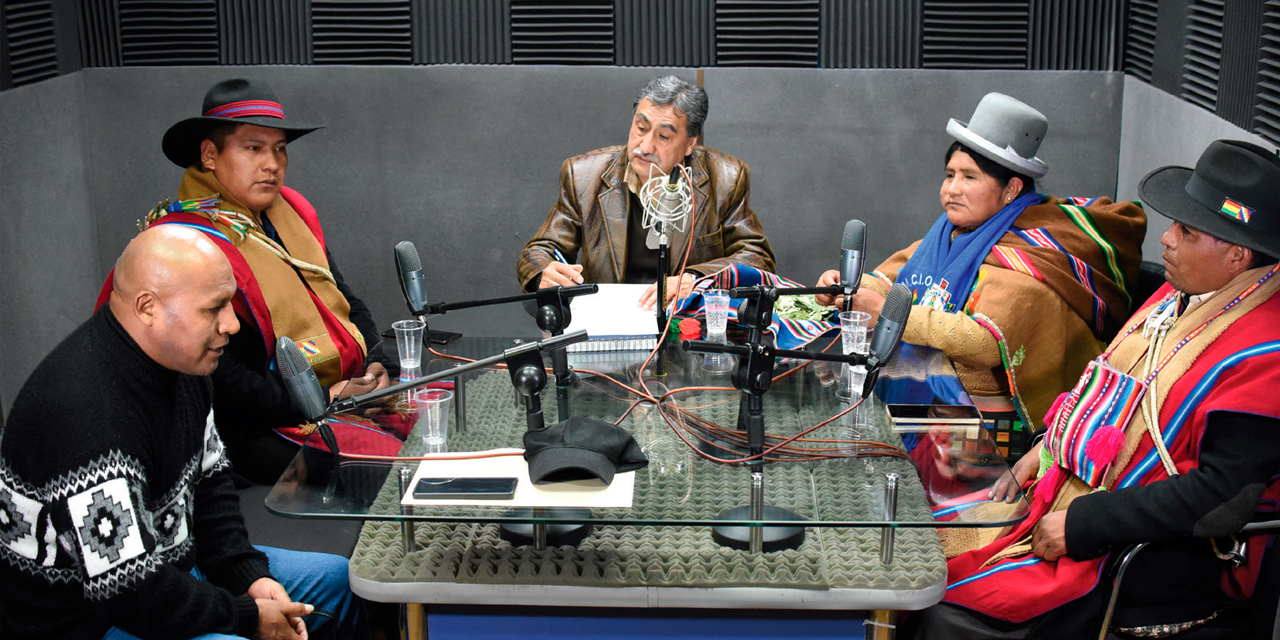 Dirigentes interculturales, de ‘Bartolina Sisa’ y de los Ponchos Rojos en el programa ‘Dialogando con el pueblo’. Foto: Gustavo Ticona