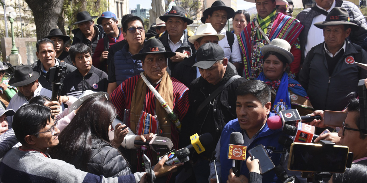 La dirigencia del Pacto de Unidad y la COB, además de la nueva directiva del MAS-IPSP, en la plaza Murillo de La Paz. Foto: Jorge Mamani