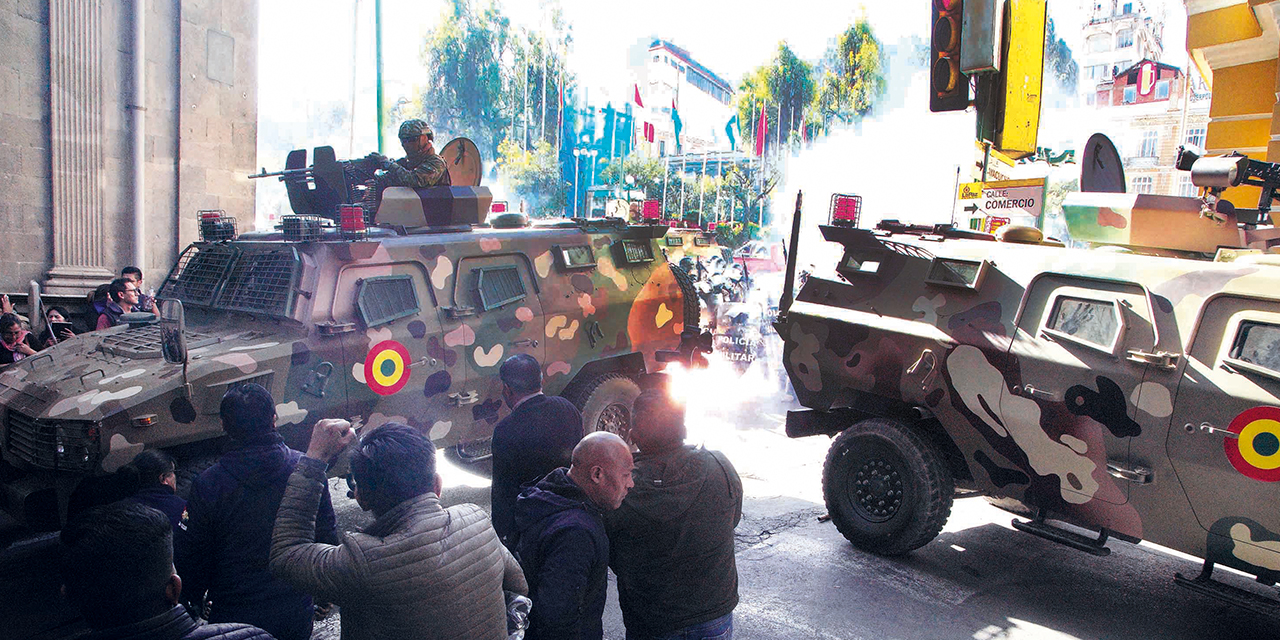 Militares se apostaron con tanquetas en la plaza Murillo y gasificaron a las personas. Foto:  Jorge Mamani