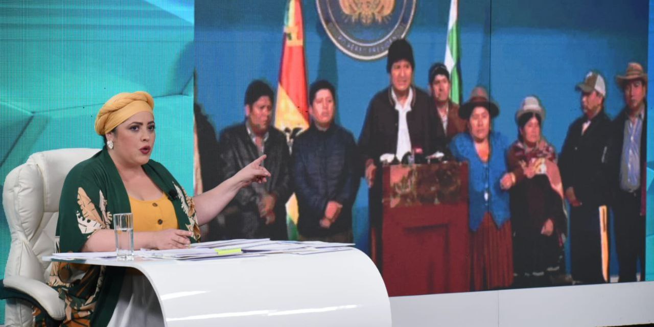 Ministra de la Presidencia, María Nela Prada, muestra a los dirigentes que acompañaron a Morales en sus últimas horas en Bolivia en 2019, entre ellas la dirigente Guillermina Kuno. Captura de imagen