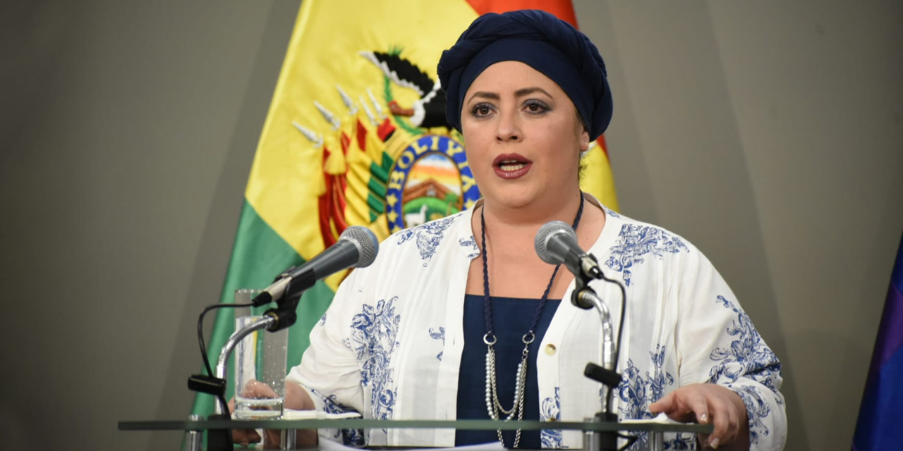 La ministra de la Presidencia, María Nela Prada, en conferencia de prensa. Foto: Gustavo Ticona.