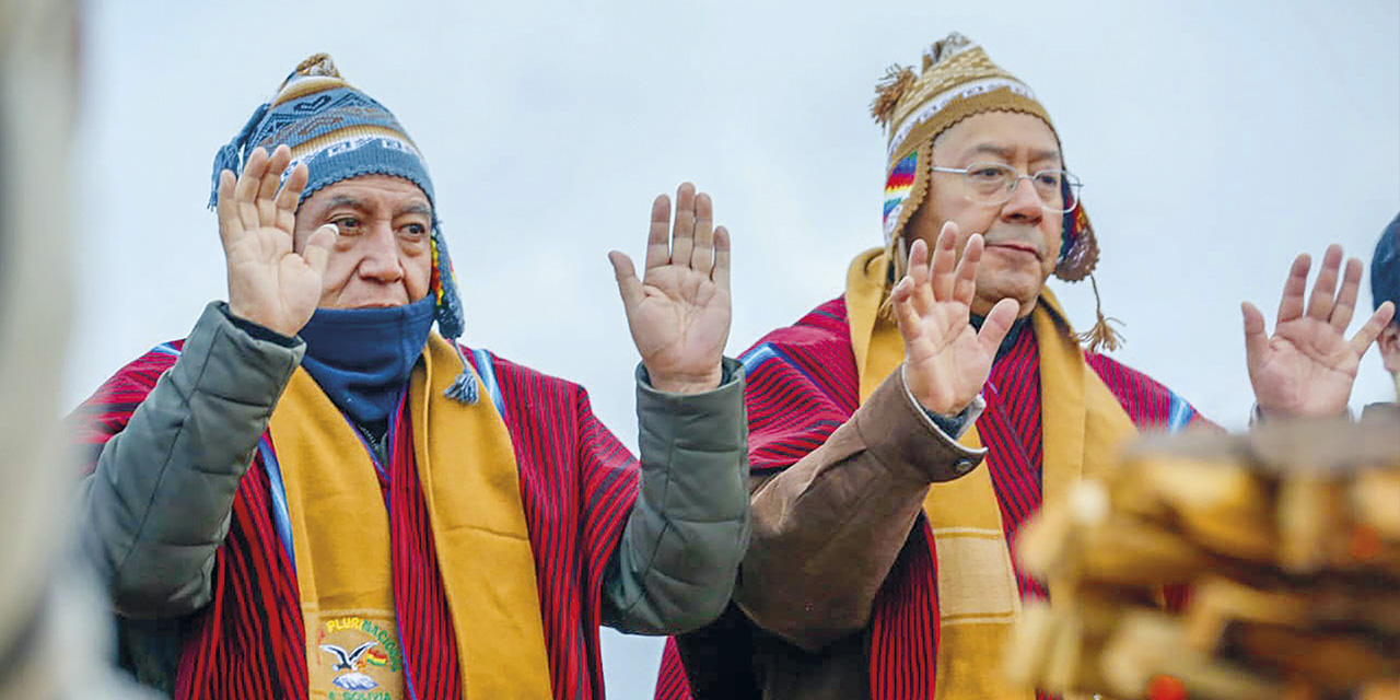 En las ruinas arqueológicas prehispánicas de Tiwanaku, el Presidente del Estado Plurinacional de Bolivia, acompañado de la segunda autoridad de Estado. | Foto: Presidencia