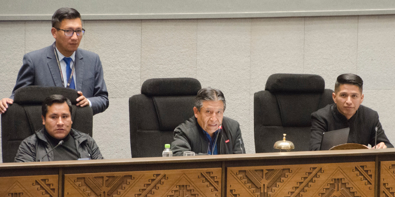 El presidente nato de la Asamblea Legislativa, David Choquehuanca, junto a los titulares de Diputados, Israel Huayati, y del Senado, Andrónico Rodríguez, durante la sesión del martes. Foto: VP