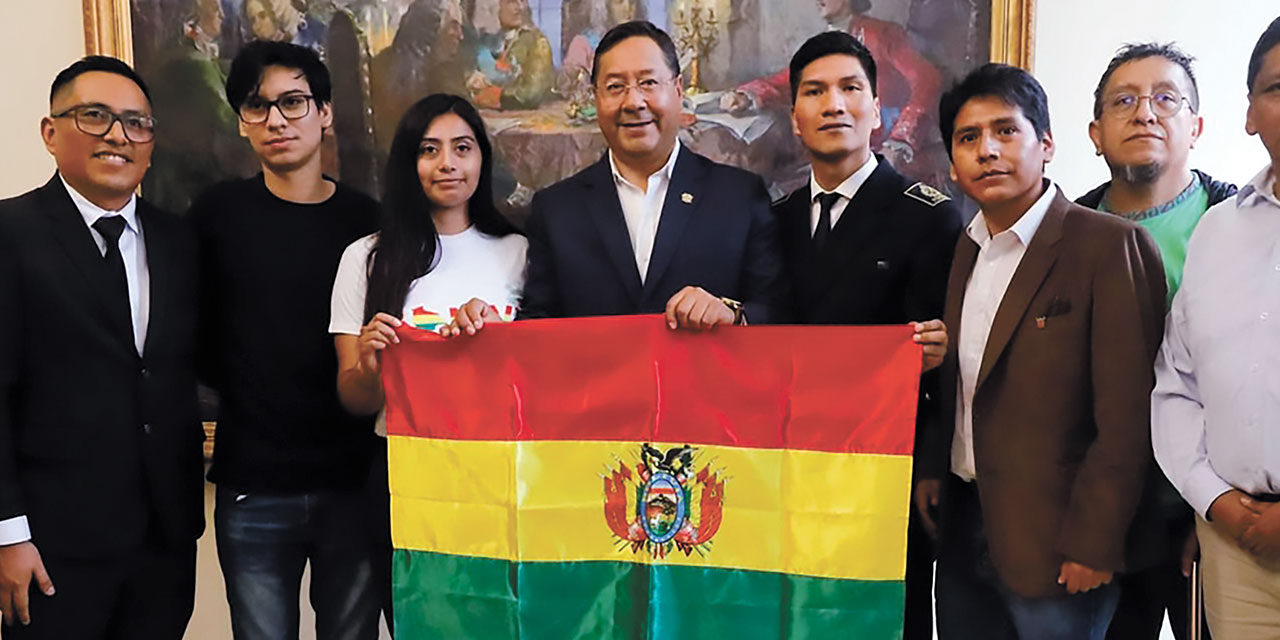 El presidente Luis Arce en San Petersburgo, con residentes bolivianos. Foto: Presidencia