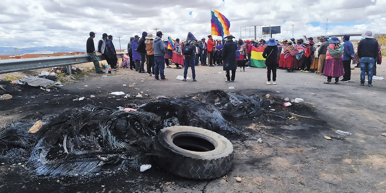 El bloqueo de una vía en Cochabamba  propiciado por Evo Morales en enero de este año. | Foto: RRSS