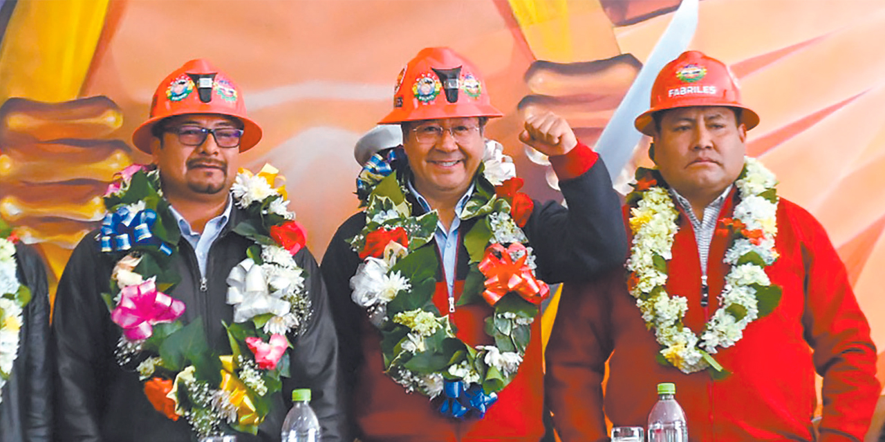 Arce junto a dirigentes fabriles en el acto por un nuevo aniversario, en La Paz. Foto:  Presidencia