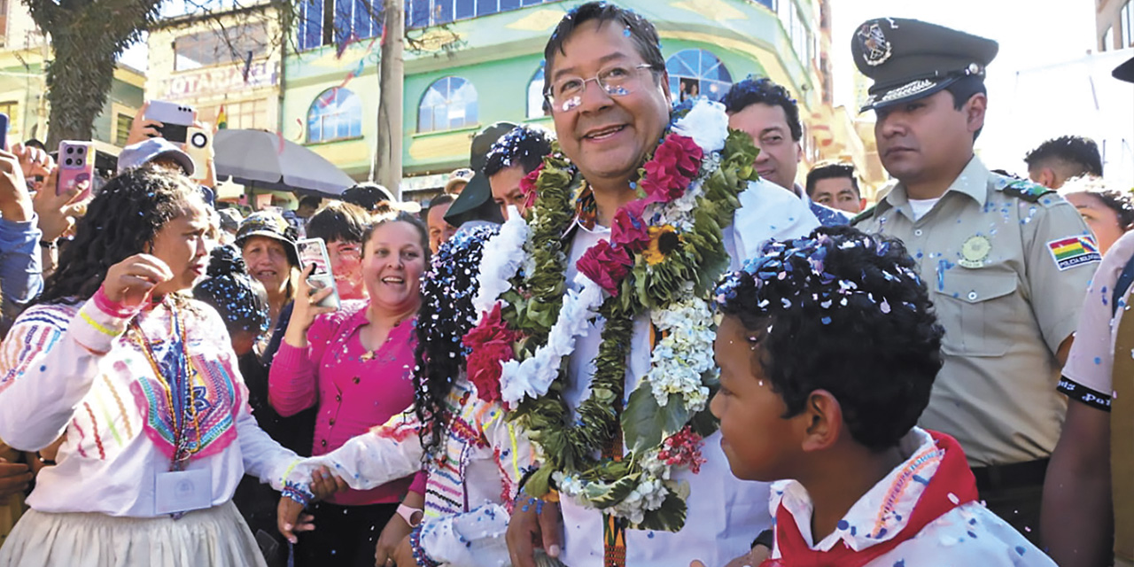 Arce, en el municipio de Chulumani, con la población luego del anuncio de obras. | Foto: Presidencia