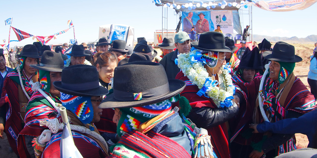 El presidente Luis Arce saluda a comunarios de Jesús de Machaca. | Foto: Presidencia