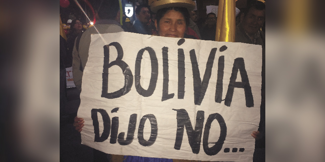 Un cartel recuerda que Bolivia le dijo “no” a Evo Morales.  | Foto: Captura de pantalla RRSS