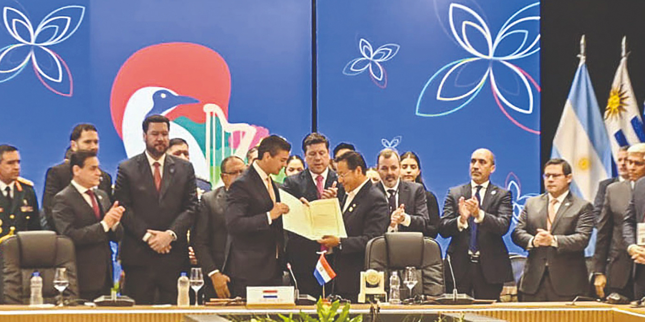 El presidente Arce entrega el protocolo de adhesión en la 64° Cumbre de Jefes de Estado del Mercosur en Paraguay.