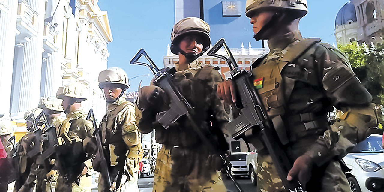 Militares en la plaza Murillo durante el fallido intento de golpe de Estado, el 26 de junio. | Foto: RRSS