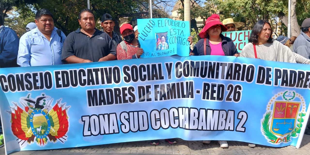 Una marcha en defensa de la democracia en Cochabamba.