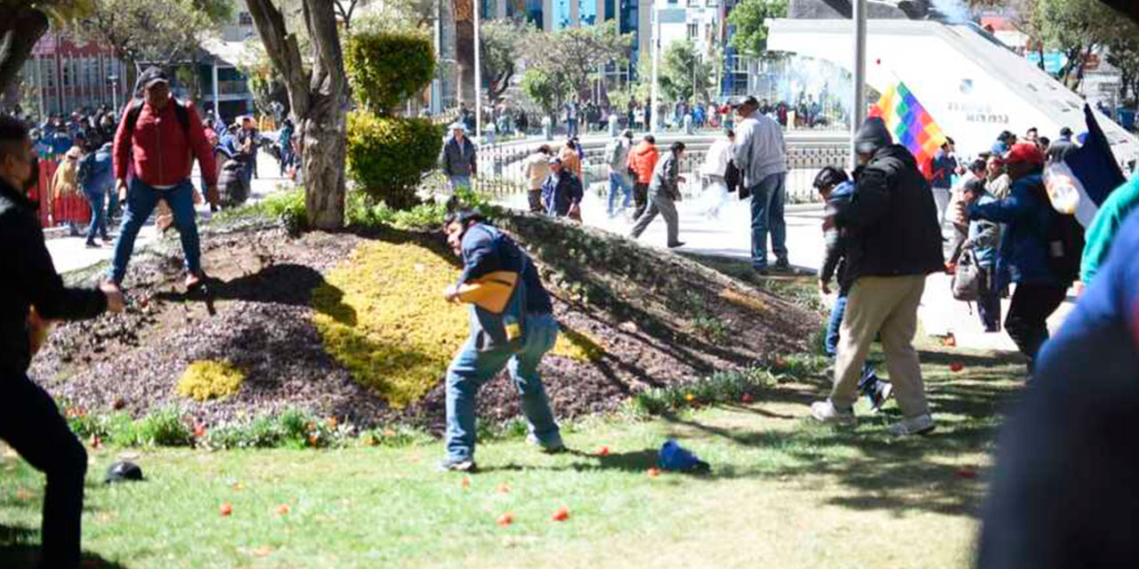 Destrozos al ornato público en la plaza Avaroa. Foto: Gustavo Ticona