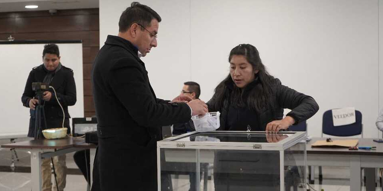 El postulante N° 22 al Consejo de la Magistratura, Jhonny Pérez Heredia, durante el sorteo de preguntas, este sábado. Foto: Cámara de Senadores