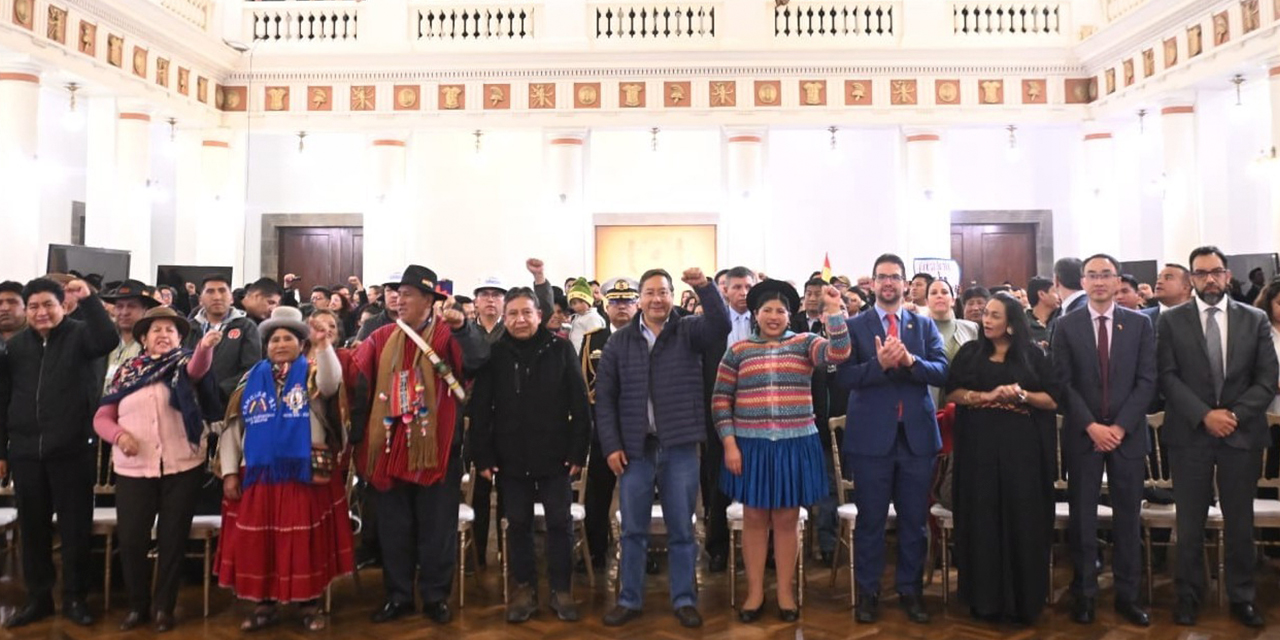 El presidente Luis Arce y autoridades de Estado, de organizaciones sociales, e invitados en el Palacio de Gobierno. Foto: Presidencia