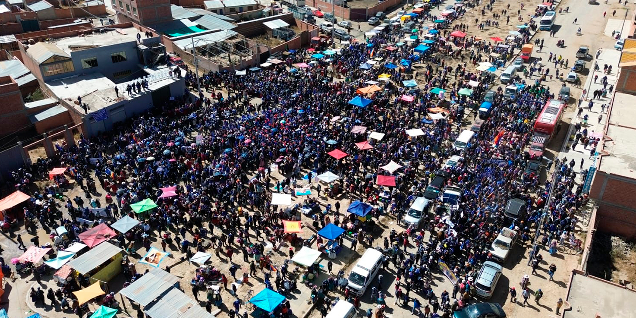 Un grupo de personas se concentró para la “proclamación” de Morales. Foto: APG