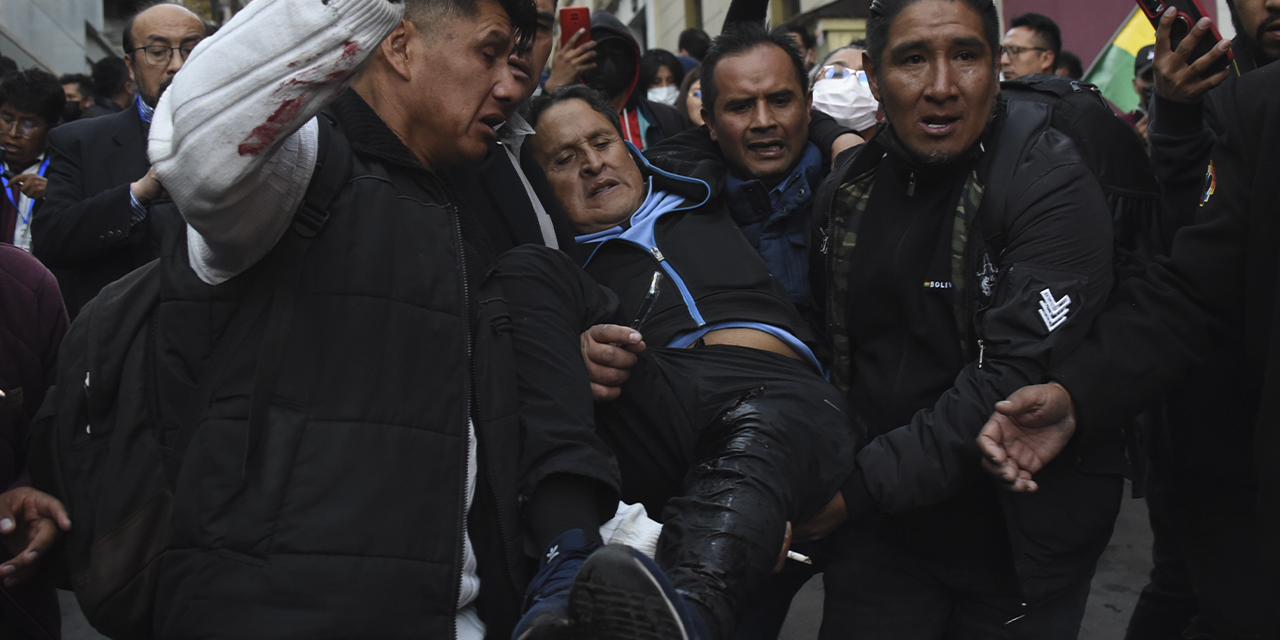 Un herido con balín luego de la toma de la plaza Murillo por un grupo militar.