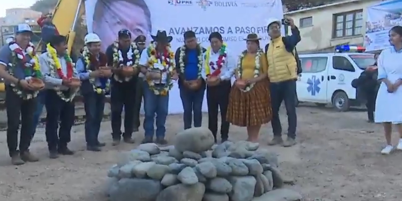 El presidente Luis Arce junto a autoridades nacionales y locales en el inicio de obras del futuro hospital.