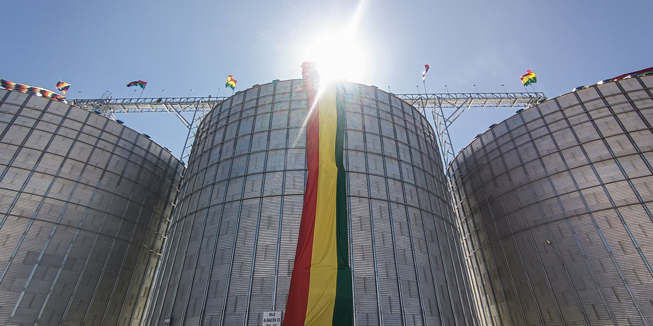 Silos de la recientemente inaugurada planta transformadora de trigo en Viacha. Foto: Archivo.