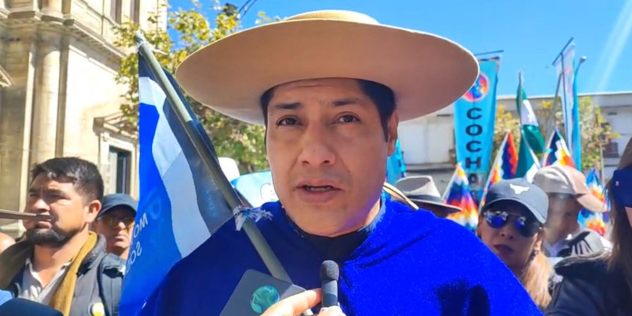 El ministro Lisperguer durante la marcha por la democracia, este viernes. Foto: Captura