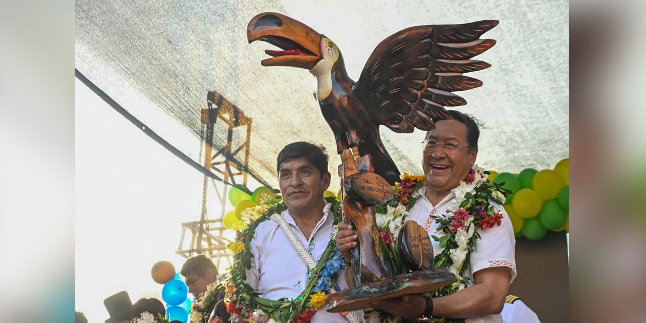 El presidente Luis Arce recibe uno de los varios presentes en el municipio de Caranavi. Foto: Comunicación Presidencial