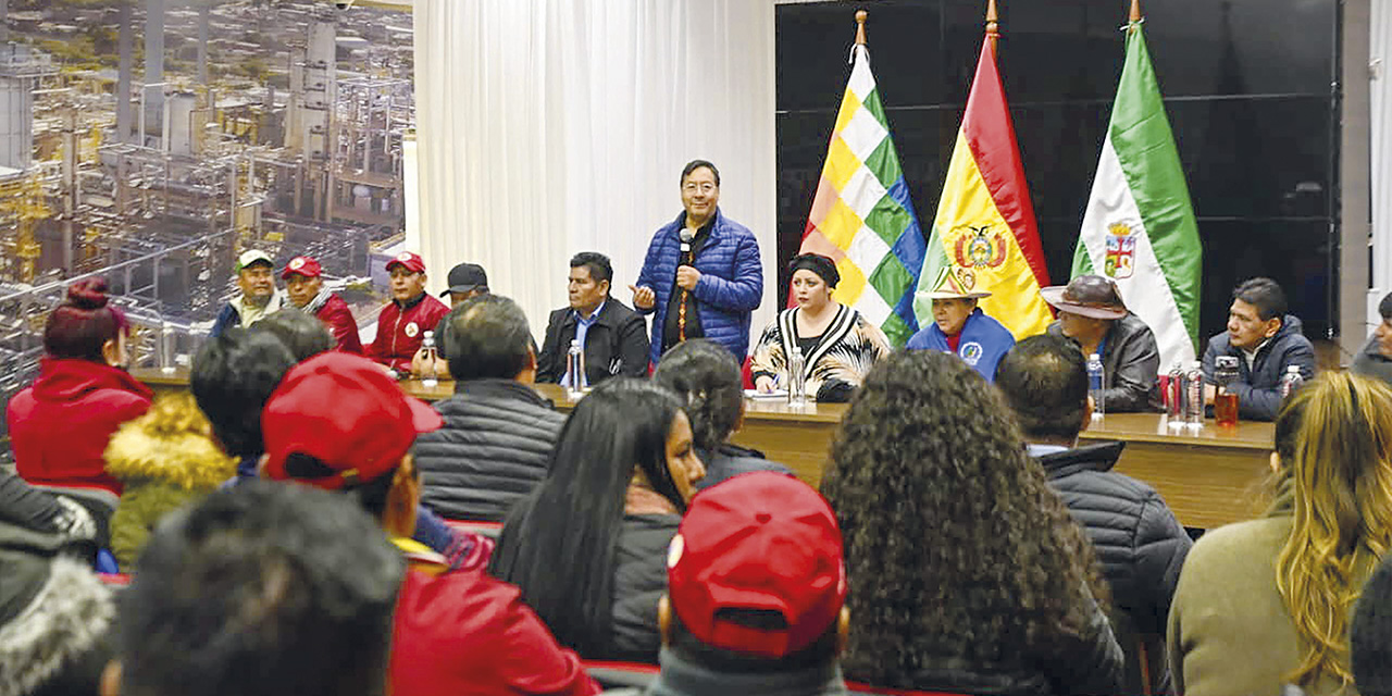 El Presidente con autoridades regionales, del departamento, nacionales y dirigentes de las organizaciones sociales de Santa Cruz.  | Foto: Presidencia